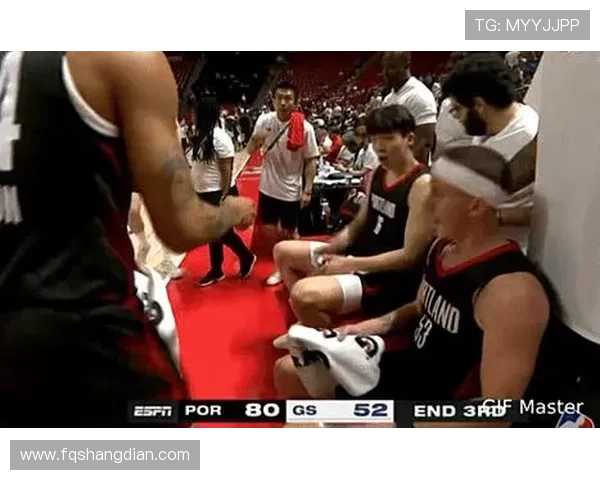 NBA开拓者快速反击克林根跟进完成精彩双手暴扣引爆全场