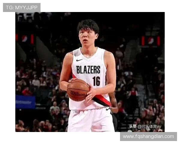 开拓者媒体日 杨瀚森幽默调侃自己英语水平引发全场笑声