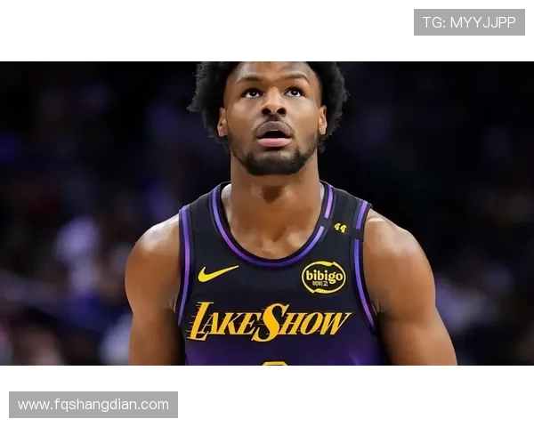 布朗尼拼劲十足奋力抢断助攻范德比尔特完成轻松上篮得分